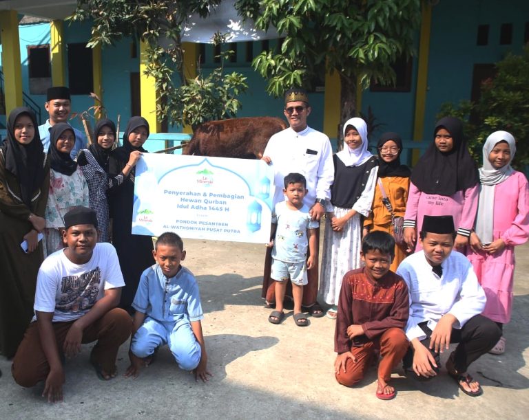 Le Minerale Salurkan Sapi Limosin ke Pesantren di Jakarta Timur
