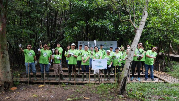 *Caption foto: Jajaran direksi dan perwakilan senior management BAF memberikan donasi kepada LindungiHutan, dalam acara penanaman simbolis di Pantai Indah Kapuk, Sabtu (6/7/2024).