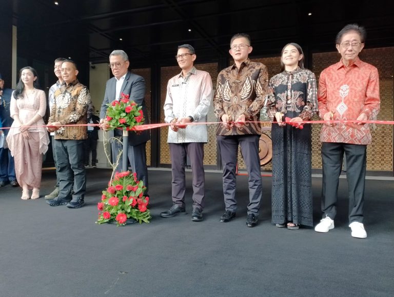 Hotel Tentrem Jakarta dirancang dengan sentuhan budaya Jawa tawarkan 200 kamar yang elegan, mulai dari tipe Deluxe hingga Presidential Suite.