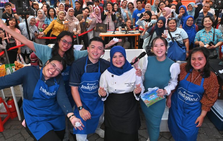 Demo Masak Inspiratif Kolaborasi Nicky Tirta dengan Komunitas di Rumah Indofood