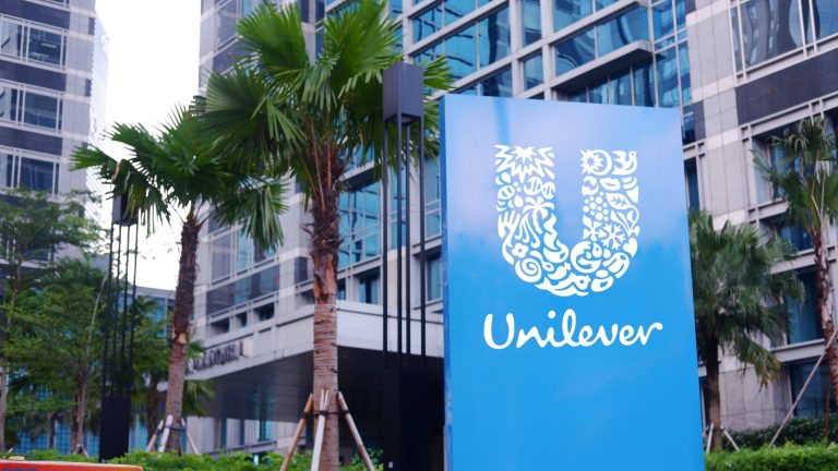 PT Unilever Indonesia Tbk. mengumumkan pencapaian positif dalam kinerja keuangan paruh pertama tahun 2024 dengan laba bersih sebesar Rp 2,5 T