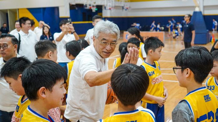 Penasaran dan ingin merasakan langsung atmosfer Honda DBL, President Director PT AHM Susumu Mitsuishi kunjungi DBL Arena Surabaya
