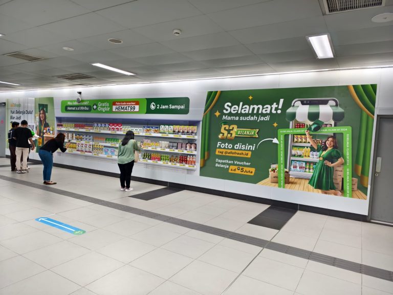 Tingkatkan Pengalaman Belanja Pelanggan, AlloFresh Hadirkan “Dinding Belanja” di MRT