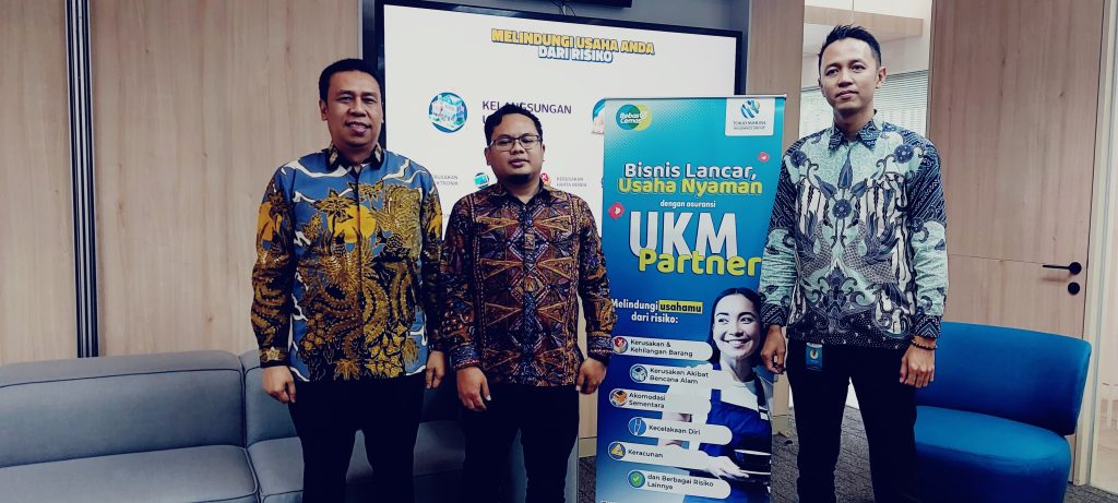 [Ki-Ka] Chief Distribution Officer TMI Muhammad Ali, Product Development Head TMI Djoko Mulyono dan Chief Technology Officer TMI Foster Kurniawan saat mengenalkan asuransi ukm partner