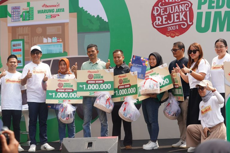 Bersama Andre Taulany, NEO rheumacyl Bagikan Modal Usaha dan Renovasi Ratusan Tempat Usaha UMKM