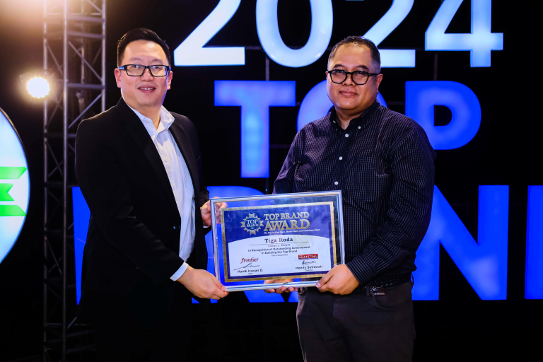 Tahun ini, Semen Tiga Roda kembali meraih penghargaan Top Brand Award pada kategori Semen.