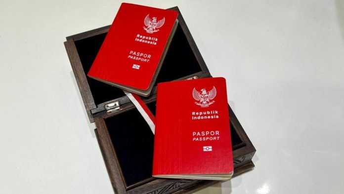 Kementerian Hukum dan Hak Asasi Manusia (Kemenkumham) meluncurkan desain baru paspor Republik Indonesia di Kempinski Grand Ballroom