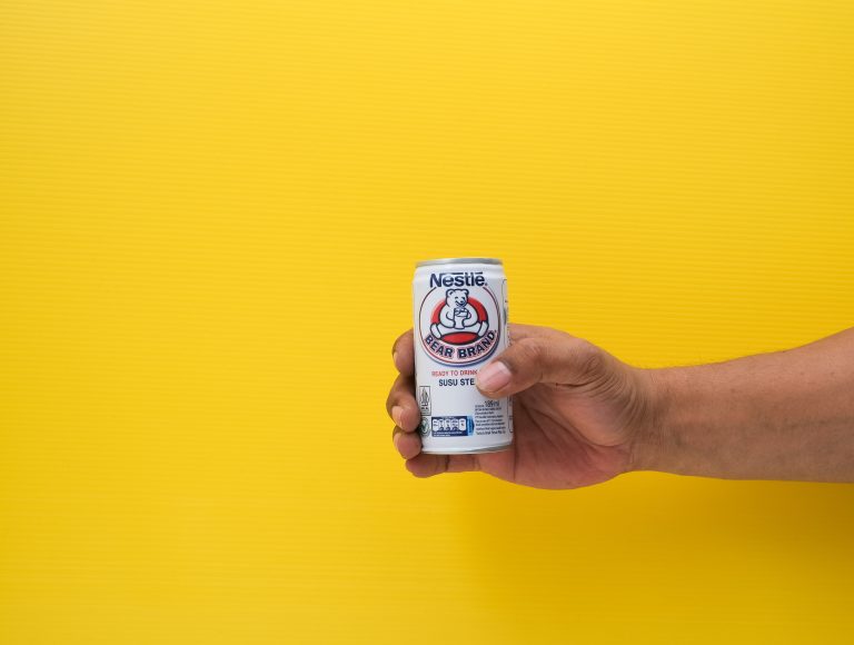 Branding unik susu Bear brand, merek susu steril yang sering dibicarakan. Kok bisa logonya beruang, susunya sapi, iklannya pake naga!