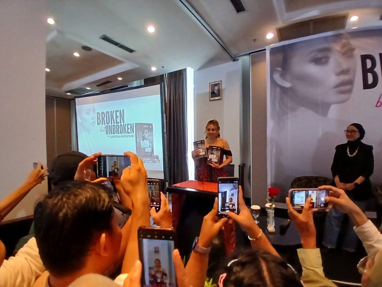 Edukasi Bahaya NPD, Kartika Soeminar Luncurkan Buku Broken But Unbroken