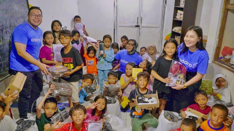 Karyawan Adaro Group Galang Donasi 2.000 Paket Seragam Sekolah