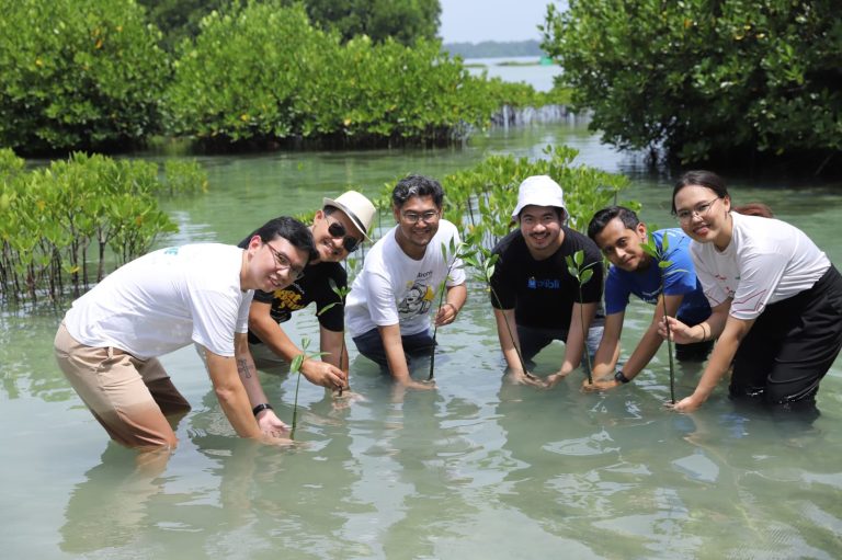 Blibli Tiket Action Tanam 7.000 Pohon Mangrove di Kepulauan Seribu