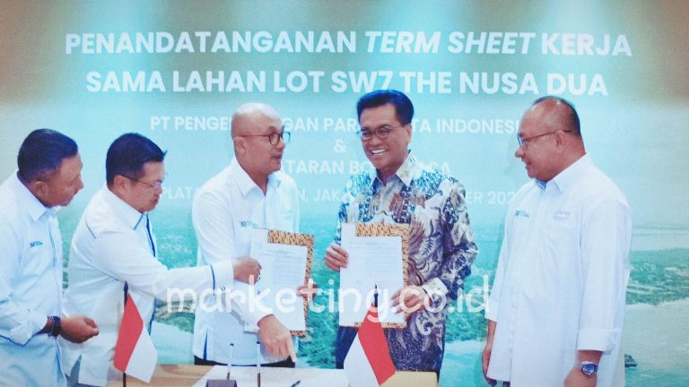 Ari Respati, Direktur Utama ITDC (ketiga dari kiri) dan Yozua Makes, CEO Plataran (kedua dari kanan), berbincang usai penandatanganan kerja sama di Jakarta (12/12). Plataran akan membangun venue dan dining di Lot SW7, The Nusa Dua, Bali. Foto: marketing.co.id/lialily.