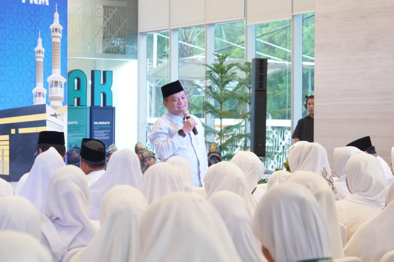 PNM Mekaar Berangkatkan Umrah Nasabah Terbaik