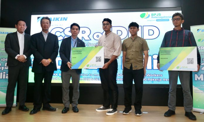 Foto Pers - 2 - Acara Simbolis Penyerahan Dana Perlindungan oleh PT Daikin Industries Indonesia kepada BPJamsostek Daikin