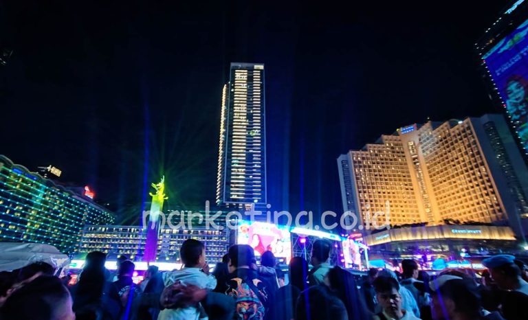 (Foto) Malam Tahun Baru 2025, Bunderan HI Penuh Lautan Manusia