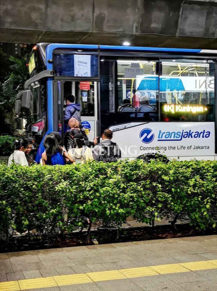 transjakarta, BNI, busway, perekonomian, transportasi, angkutan kota, angkutan umum, bus, moda transportasi gojek, ojek online, transjakarta, BNI, busway, perekonomian, transportasi, angkutan kota, angkutan umum, bus, moda transportasi
