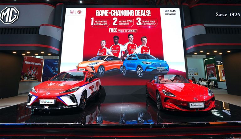 MG Cyberster dan MG 4 EV X-Power Jadi Sorotan di IIMS 2025