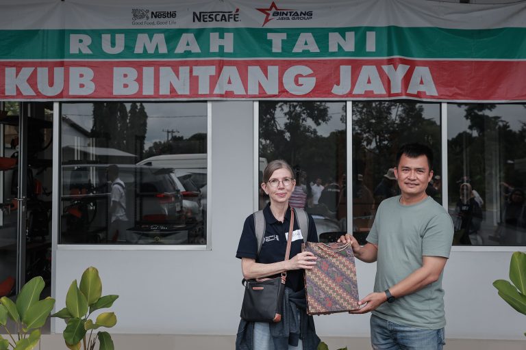 Kerja Sama Nestlé dan ILO Tingkatkan Keselamatan Kerja Petani Kopi melalui Pelatihan K3