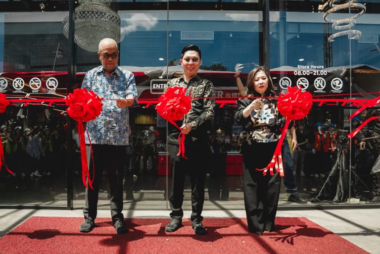 Caption foto : Nawi, Direktur Utama Grand Mitra, ( tengah) potong pita peresmian pada Grand Launching Grand Mitra di Pantai Indah Kapuk 2 (PIK 2), Jakarta Utara, pada Rabu, 23-4 siang WIB.