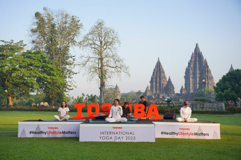 Rayakan International Yoga Day, Toshiba Sukses Gelar Yoga Massal di Candi Prambanan