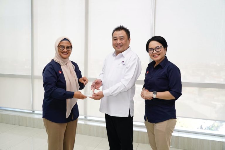 Wujudkan Pengalaman Terbaik, Direksi Telkom Kunjungi Pelanggan dan Tinjau Infrastruktur di Surabaya