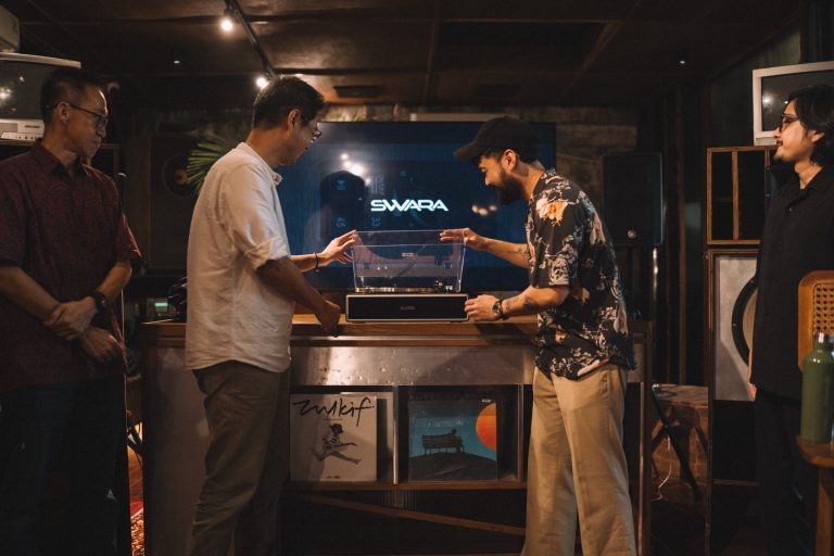 Svvara v100, Turntable Stylish untuk Penggemar Musik Analog