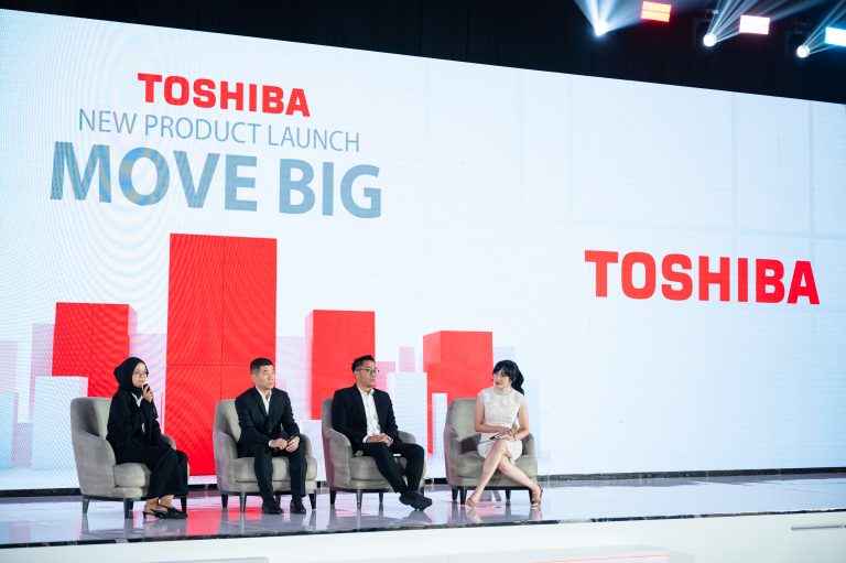 Toshiba Luncurkan Kulkas Empat Pintu 711 Liter Terbesar di Indonesia