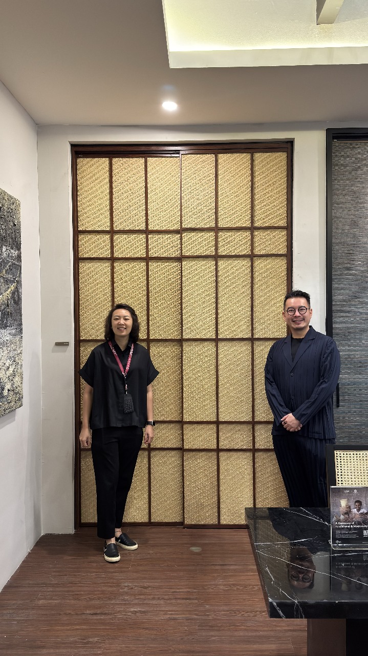 Johanes Soetanto, CEO Allure Industries bersama Co-Founder & CEO Du Anyam saat memperkenalkan kolaboras Forise Living x Du Anyam di IndoBuildTech 2025