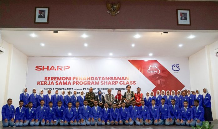 Foto 2 - Perwakilan Sharp Bersama perwakilan sekolah dan para siswa SMKN 2 Yogyakarta melakukan foto bersama di peresmian MoU signing ceremony Sharp Class CSR Sharp