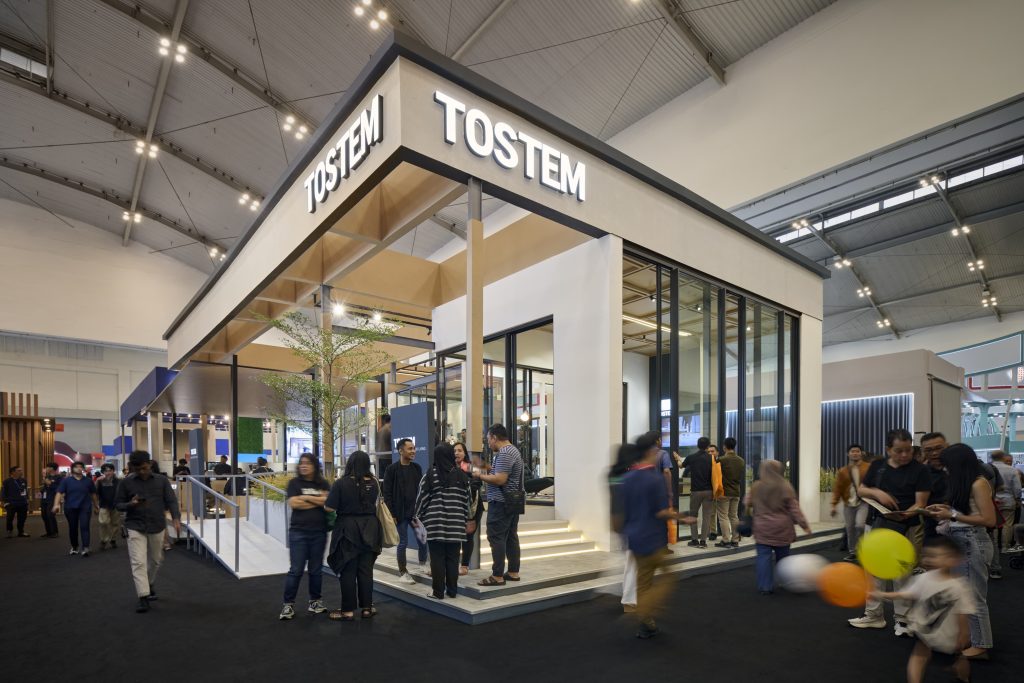 Interior Series IN16 terdiri dari tiga produk unggulan, Hanging Door (pintu gantung), Swing Door (pintu ayun), dan Fixed Divider (partisi tetap) yang mengutamakan fungsi penghubung ruang secara optimal serta memastikan keterhubungan visual antar ruang yang maksimal.