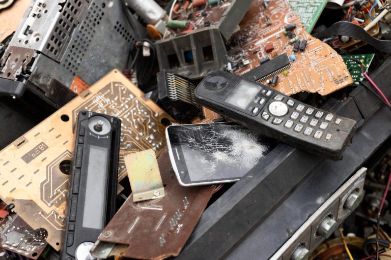 Dalam artikel ini Anda akan menemukan 6 solusi praktis mengelola sampah elektronik berbahaya yang bisa diterapkan sehari-hari.