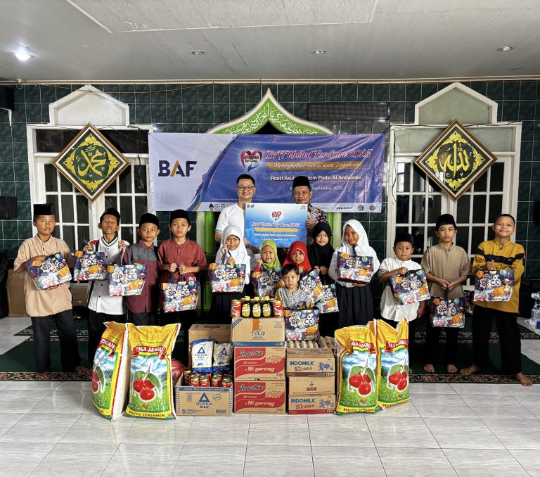 Caption foto: Denny Kurniawan, Group Head of IT BAF menyerahkan paket bahan pangan bernutrisi kepada H. Muhammad Mansyur, Ketua Panti Asuhan Yatim Piatu Al-Andalusia dalam CSR BAF Nutri-Kids. (Foto: BAF)