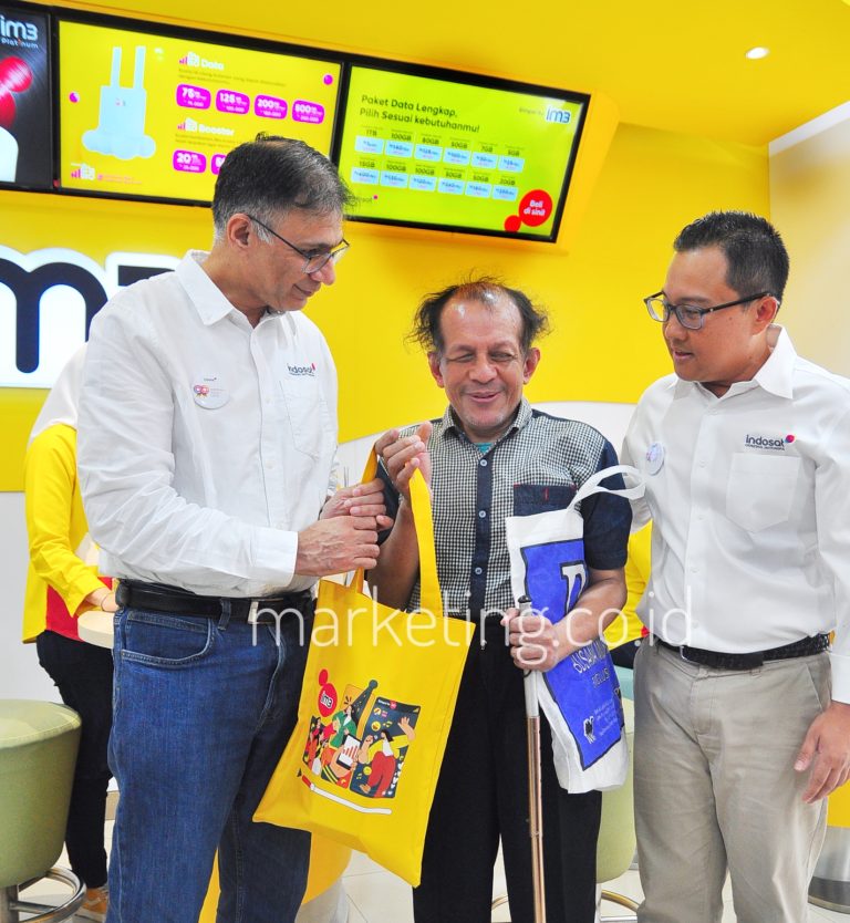 (Foto) Indosat Berbagi Kebahagiaan di Hari Pelanggan Nasional 2025