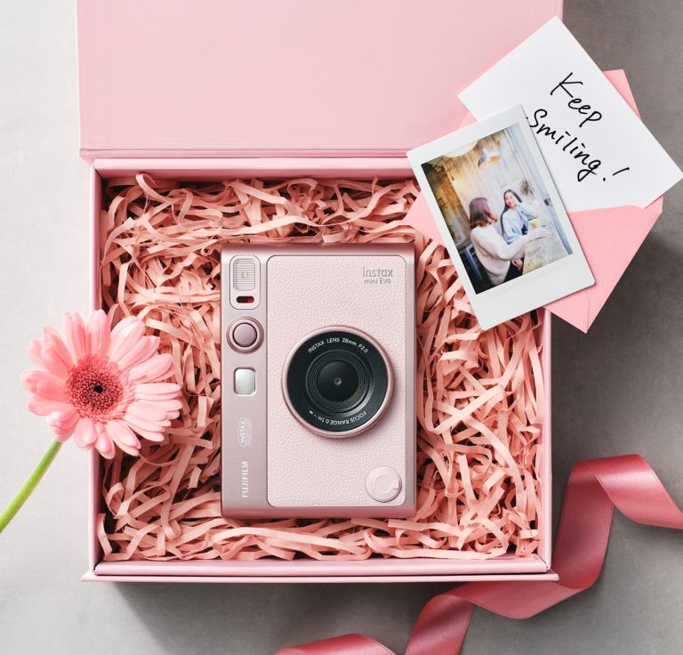 Fujifilm mini Evo GENTLE ROSE Paduan Kamera Digital dan Analog