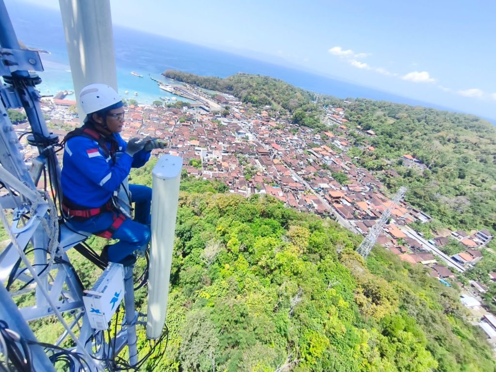 xlsmart, smartfren, tri, provider