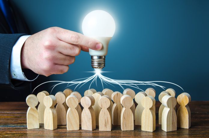 Leader,Concentrates,Team,Efforts,On,New,Idea.,Brainstorming.,Joint,Project.