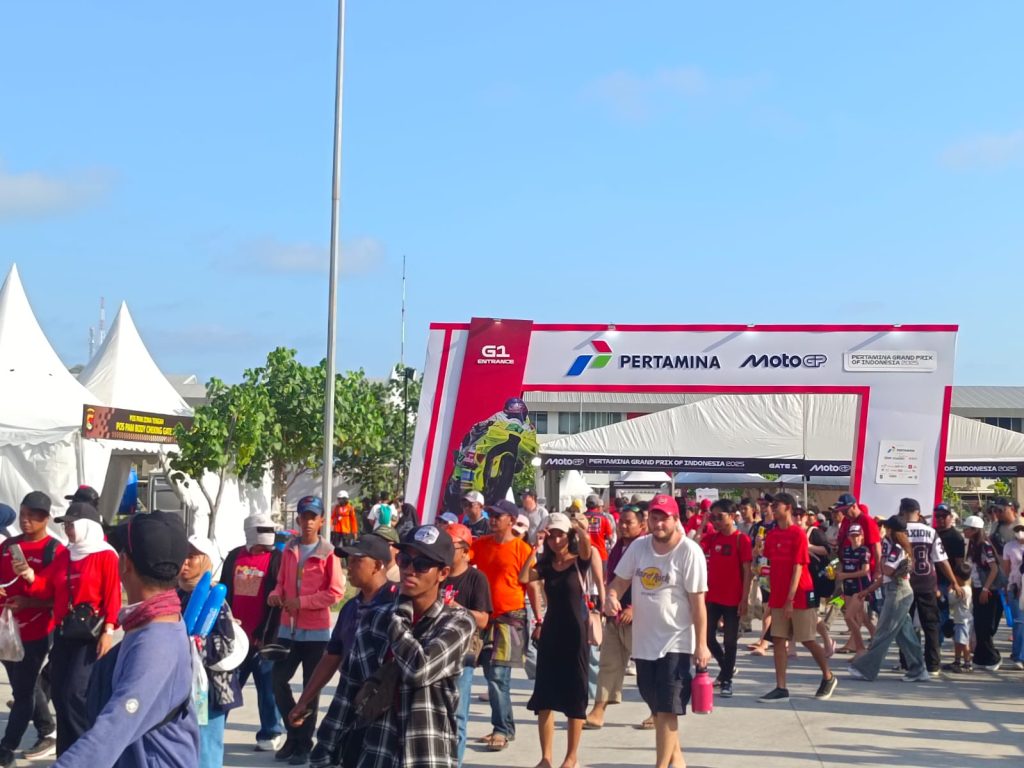 Hilal Anargya Prasetyo, siswa kelas XI Jurusan Broadcast TV SMK Budi Luhur, Ciledug, Kota Tangerang mendapat kesempatan istimewa untuk terlibat langsung dalam kegiatan learning, reporting, dan content making di ajang MotoGP Mandalika 2025.