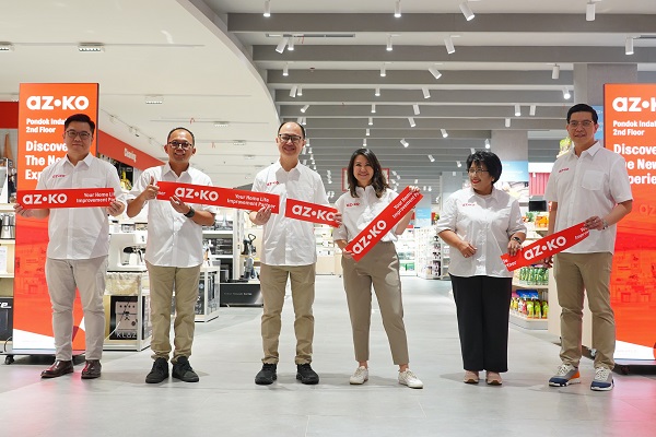 AZKO Pondok Indah Mall 1 Tampil Lebih Estetik, Inspiratif, dan Customer-Oriented AZKO Hadirkan Konsep Toko Baru yang Lebih Modern dan Interaktif di Pondok Indah Mall 1 Marketing.co.id – Berita Marketing | PT Aspirasi Hidup Indonesia Tbk (AHI) melalui brand ritel perlengkapan rumah dan gaya hidupnya, AZKO, meresmikan konsep toko terbarunya di Pondok Indah Mall 1, Jakarta. Konsep yang diperbarui ini menghadirkan pengalaman belanja yang lebih modern, trendi, dan interaktif dengan sentuhan digital yang lebih kuat. Peresmian konsep baru AZKO Pondok Indah Mall 1 dihadiri langsung jajaran manajemen AHI, termasuk Direktur AHI Gregory S. Widjaja dan Teresa Wibowo, yang turut memberikan pemaparan mengenai pembaruan konsep toko. Gregory mengatakan, inovasi ini menjadi langkah penting perusahaan dalam merespons perubahan perilaku konsumen. “Adaptasi dan relevansi terhadap kebutuhan pelanggan adalah kunci keberlanjutan bisnis ritel. Di usia ke-30 tahun kami di Indonesia, AZKO menghadirkan konsep terbaru yang lebih kekinian dan selaras dengan gaya hidup pelanggan yang dinamis,” ujar Gregory dalam sambutannya. Lebih Estetik, Inspiratif, dan Customer-Oriented Toko AZKO yang baru menonjolkan tata letak dan kategorisasi produk yang lebih ringkas dan mudah dieksplorasi. Penerapan pencahayaan hangat serta dekorasi bergaya modern dihadirkan untuk menciptakan suasana belanja yang nyaman sekaligus inspiratif. Konsep tersebut dirancang untuk menghadirkan perjalanan belanja (customer journey) yang bukan hanya fungsional, tetapi juga menyenangkan secara visual dan emosional. Salah satu pembaruan yang menjadi sorotan adalah Inspirative Trend Zone, area tematik yang menampilkan kurasi produk gaya hidup terkini. Di area ini, pengunjung dapat menemukan beragam inspirasi mulai dari perlengkapan olahraga, produk wellness, hingga solusi kebutuhan rumah yang mengikuti tren. Zona ini diharapkan menjadi ruang eksplorasi bagi pelanggan untuk menemukan ide penataan rumah dan gaya hidup modern. Selain itu, AZKO untuk pertama kalinya menghadirkan layanan Scan & Go di toko fisiknya. Melalui aplikasi ruparupa, pelanggan dapat memindai barcode produk dari ponsel dan menyelesaikan pembayaran secara mandiri tanpa harus antre di kasir. Inovasi ini mempercepat proses belanja dan menghadirkan pengalaman yang lebih fleksibel serta terintegrasi antara kanal online dan offline. Bukan hanya itu, AZKO juga mengenalkan Smart Kitchen Set KLAZ dengan mengusung tema “Smarter Way to Cook with KLAZ.” Produk yang ditawarkan antara lain Smart Robot Cooker, Ice Cream Maker, dan Kitchen Waste Composter yang memanfaatkan teknologi cerdas untuk mempermudah aktivitas memasak dan mengelola limbah dapur. Ke depan, deretan produk pintar tersebut akan dilengkapi dengan Smart Air Fryer dan Microwave Oven Steam Fry. Promo Re-Opening dan Program Kemitraan Selama masa pembukaan, AZKO menyiapkan berbagai program promosi khusus bagi member ruparupa rewards, mulai dari hadiah langsung untuk pembelanjaan tertentu, penawaran Harga Serba 50.000 Koin, hingga kerja sama perlindungan produk dengan Zurich Insurance. Promo juga diberikan melalui sejumlah bank mitra, termasuk CIMB Niaga, BNI (Wondr), Bank Mandiri, dan BCA Rewards. Selain itu, tersedia layanan grafir gratis untuk pembelian tumbler SPARK & PICAS hingga 9 November 2025. Pembaruan konsep toko baru tidak berhenti di Pondok Indah Mall 1. AZKO dijadwalkan membuka kembali toko dengan konsep serupa di Living Plaza Bintaro pada 5 November 2025. Dengan pembaruan konsep ini, AZKO menegaskan komitmennya dalam menghadirkan inovasi ritel dan pengalaman belanja yang relevan dengan gaya hidup pelanggan masa kini. 