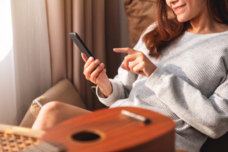 Belanja Sambil Nonton YouTube? Bisa Banget!