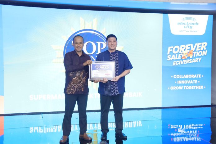 Direktur Utama Electronic City Indonesia Tbk, Lyvia Mariana Electronic City Rayakan 24 Tahun dengan Top Brand Award 2025