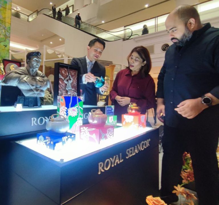 Kuda Api dan Superman, Duet Ikonik dari Royal Selangor